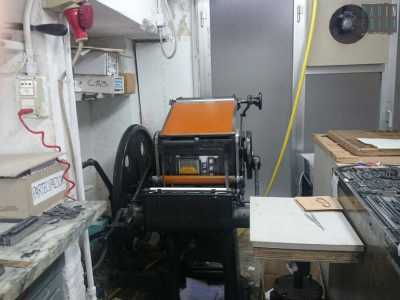 Un secondo antico macchinario: � possibile notare l'inchiostro che attraverso i rulli passer� sui caratteri